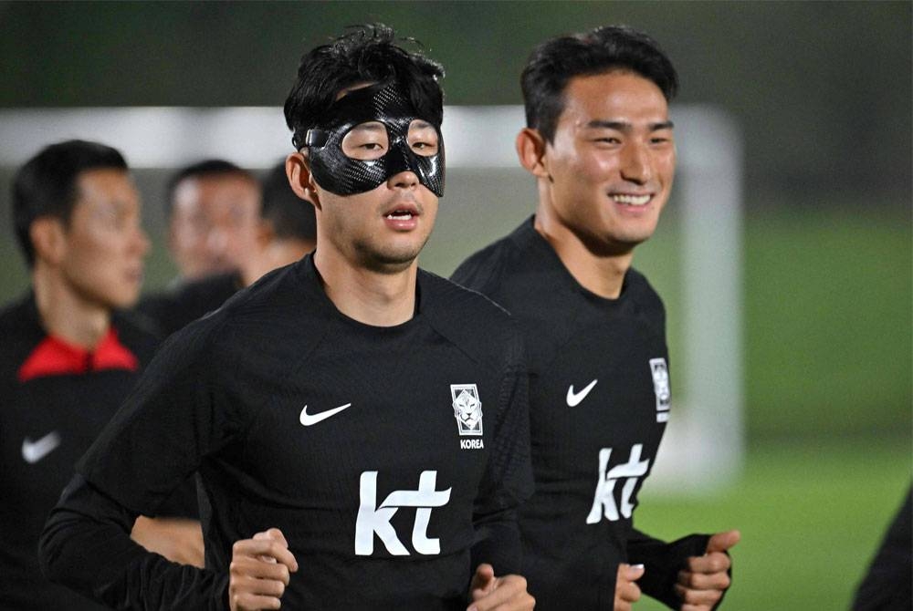 Heung-min (kiri) menjalani latihan menjelang sepak mula Korea Selatan menentang Uruguay pada Khamis. Foto Agensi