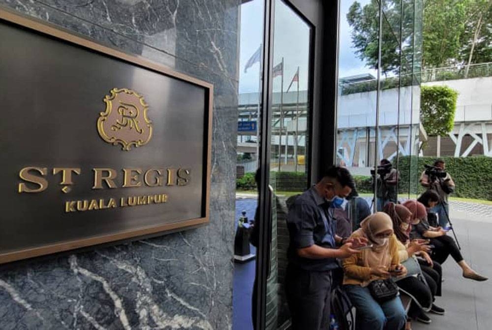 Hotel The St. Regis mula menjadi tumpuan media apabila dilaporkan akan menjadi lokasi pertemuan beberapa pemimpin politik.