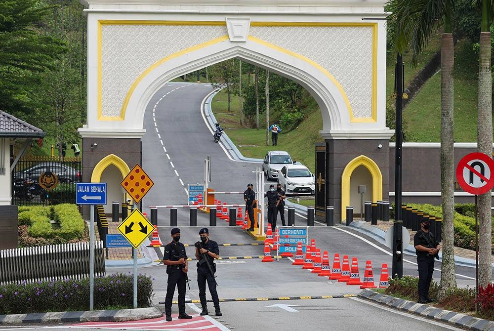 Pihak polis mengawal ketat laluan menuju ke pekarangan Pintu 2 Istana Negara pada Rabu. - Foto Bernama