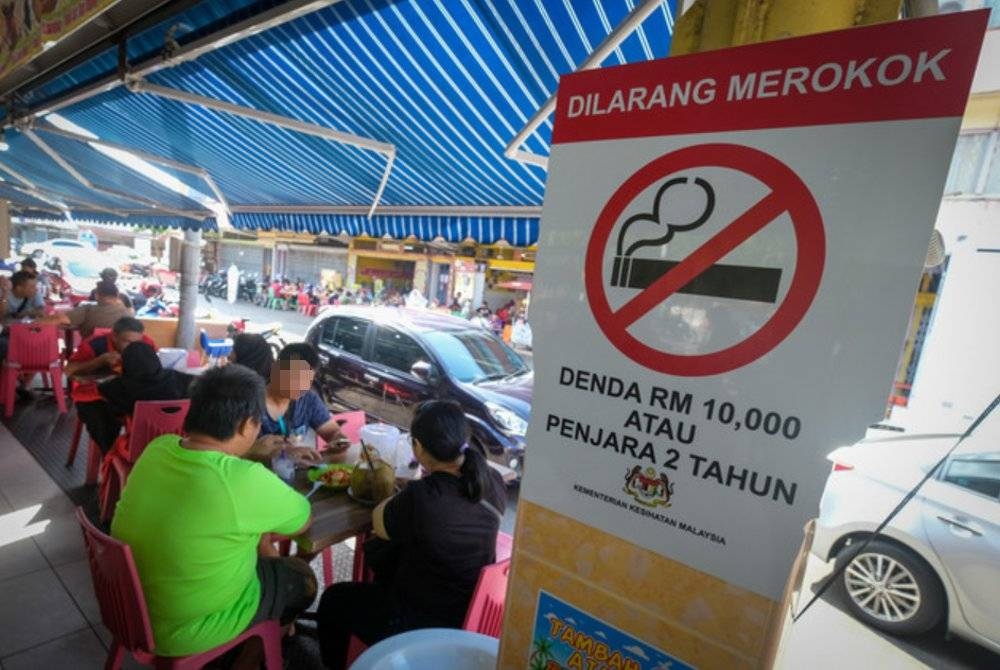 KKM mengenakan larangan merokok di semua restoran dan premis makanan berkuat kuasa 1 Januari 2019. - Foto Bernama