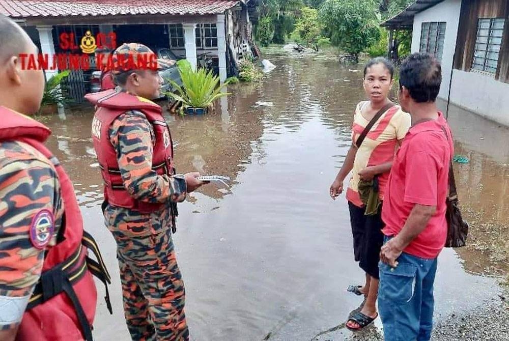 Bomba membantu operasi memindahkan mangsa banjir berikutan kejadian dua ban dilaporkan pecah mengakibatkan beberapa kawasan di sekitar Kampung Baru Lembah Pantai dan Kampung Ban RB, Sungai Sireh di sini dinaiki air pada Rabu.