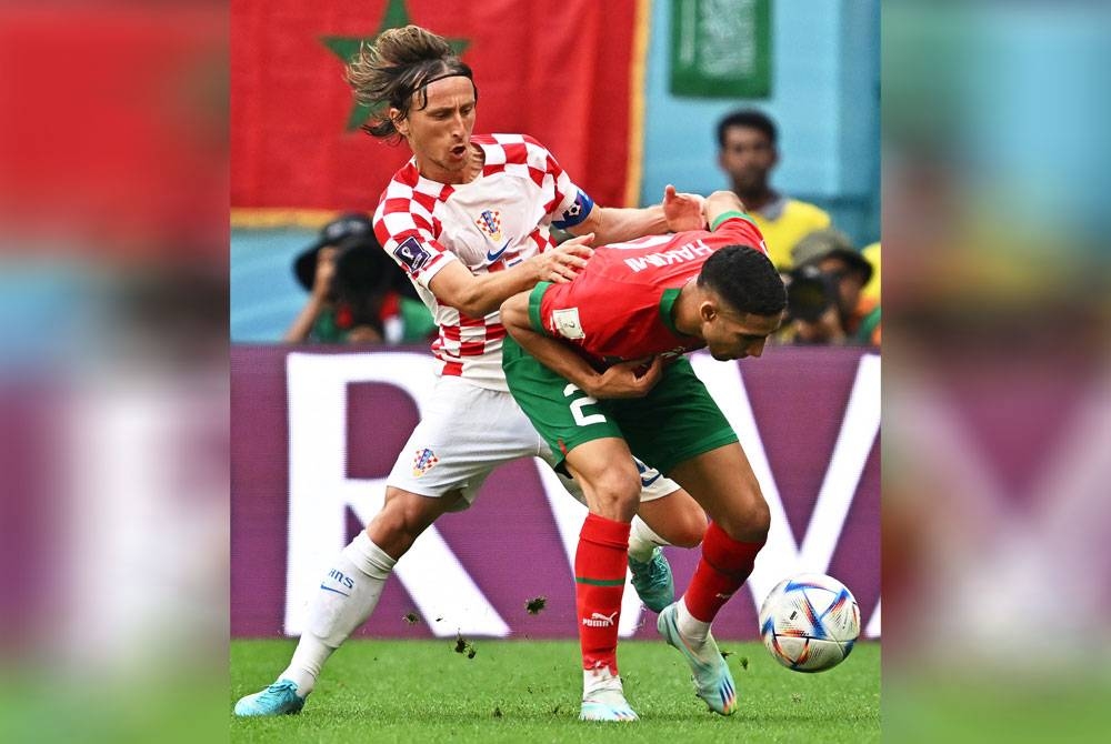 Modric (kiri) cuba mengawal pergerakan pemain Maghribi, Achraf Hakimi pada aksi Kumpulan F saingan Piala Dunia di Stadium Bayt pada Rabu. Foto EPA