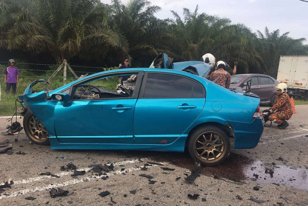 Anggota bomba mengeluarkan pemandu yang tersepit dalam kemalangan membabitkan kereta dan lori di Kilometer 21 Jalan Renggam, Simpang Renggam, Kluang pada Rabu.