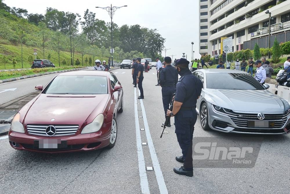 Polis meningkatkan kawalan keselamatan di hadapan Pintu 2 Istana Negara, Kuala Lumpur.