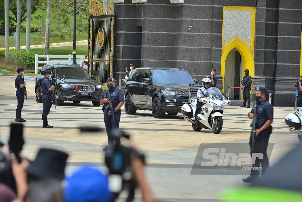 Kenderaan-kenderaan dinaiki Raja-Raja Melayu berangkat meninggalkan Istana Negara pada Khamis.