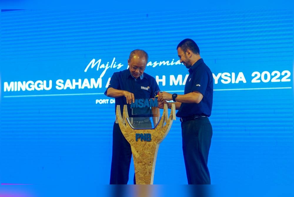 Arifin (kiri) melancarkan Minggu Amanah saham Malaysia 2022.