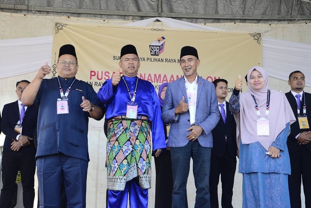 Mohd Johari (dua dari kiri) bersama calon yang disahkan bertanding pada PRU15 bagi DUN Tioman terdiri Nor Idayu (kanan), Osman (dua dari kanan) dan Sulaiman (kiri).