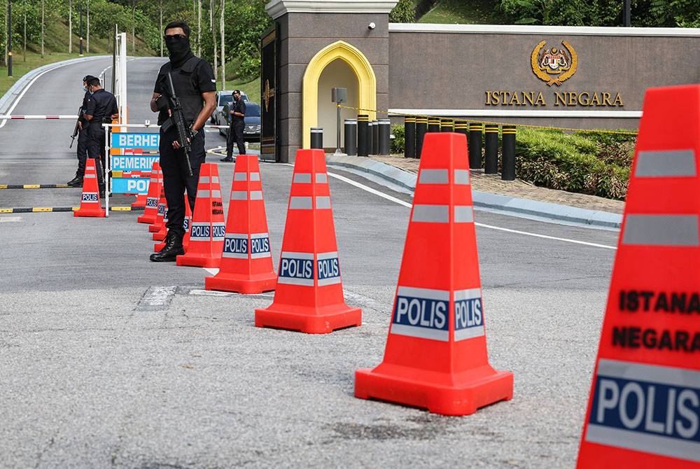 Suasana di pekarangan Pintu Dua Istana Negara hari ini. -Foto Bernama