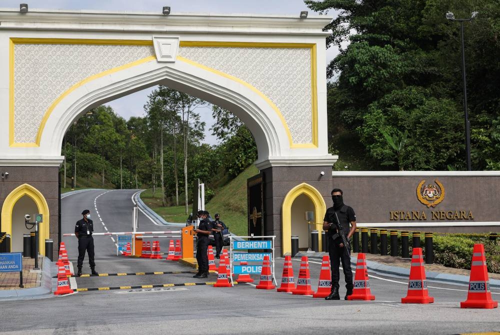 Suasana di pekarangan Pintu Dua Istana Negara pada Khamis tanda kehadiran NGO yang dikatakan akan berhimpun di Istana Negara bagi menyerahkan satu memorandum. - Foto Bernama