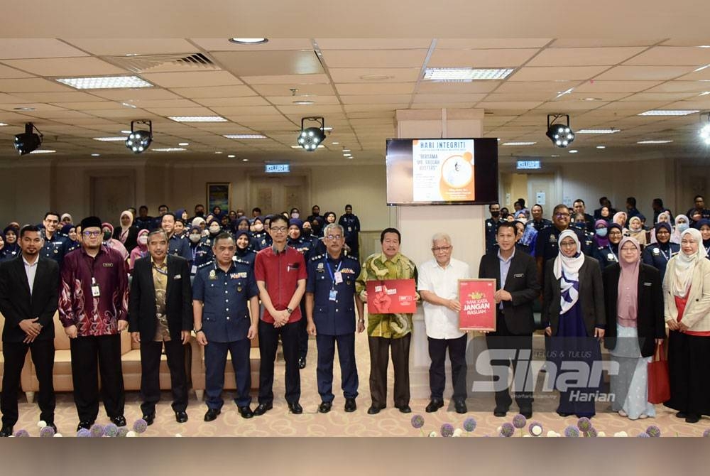 Hussamuddin (lima dari kanan) menyampaikan plak &#039;Mak Kata Jangan&#039; kepada Ketua Cawangan Integriti Kastam, Tuan Mohamad Tarmize Abdul Manaf sebagai simbolik sempena kempen antirasuah Rasuah Busters. - Foto-CPA, Kastam Putrajaya.