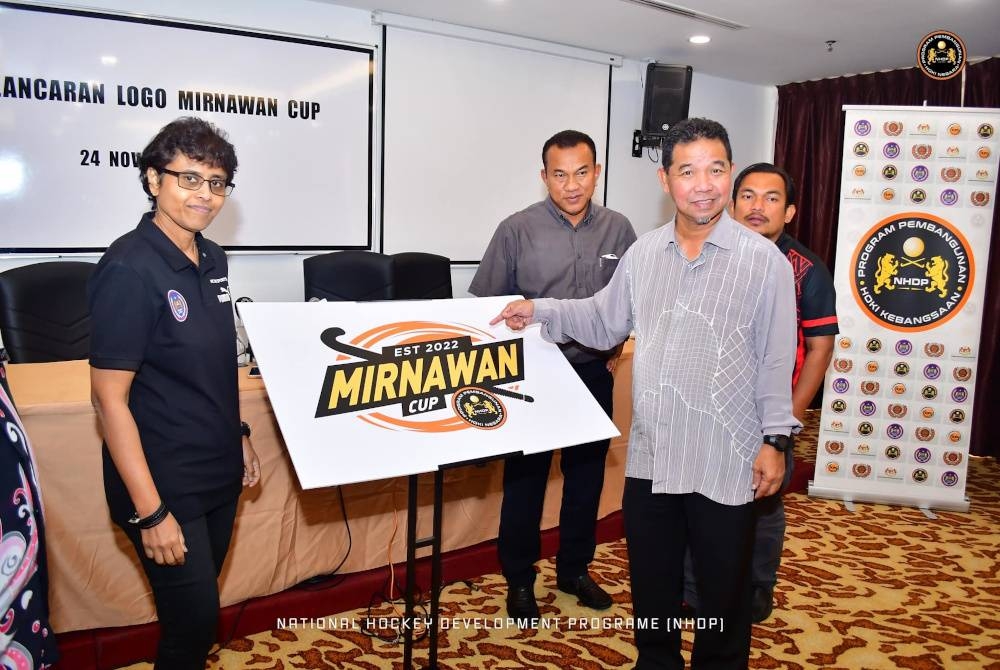 Shamala (kiri) dan Ahmad Shapawi selepas pelancaran kejauraan berkenaan pada Khamis. - Foto Malaysian Hockey Confederation