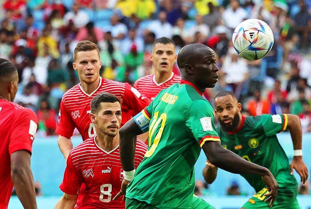 Antara aksi perlawanan Switzerland menentang Cameroon di Al Janoub Stadium -Foto EPA