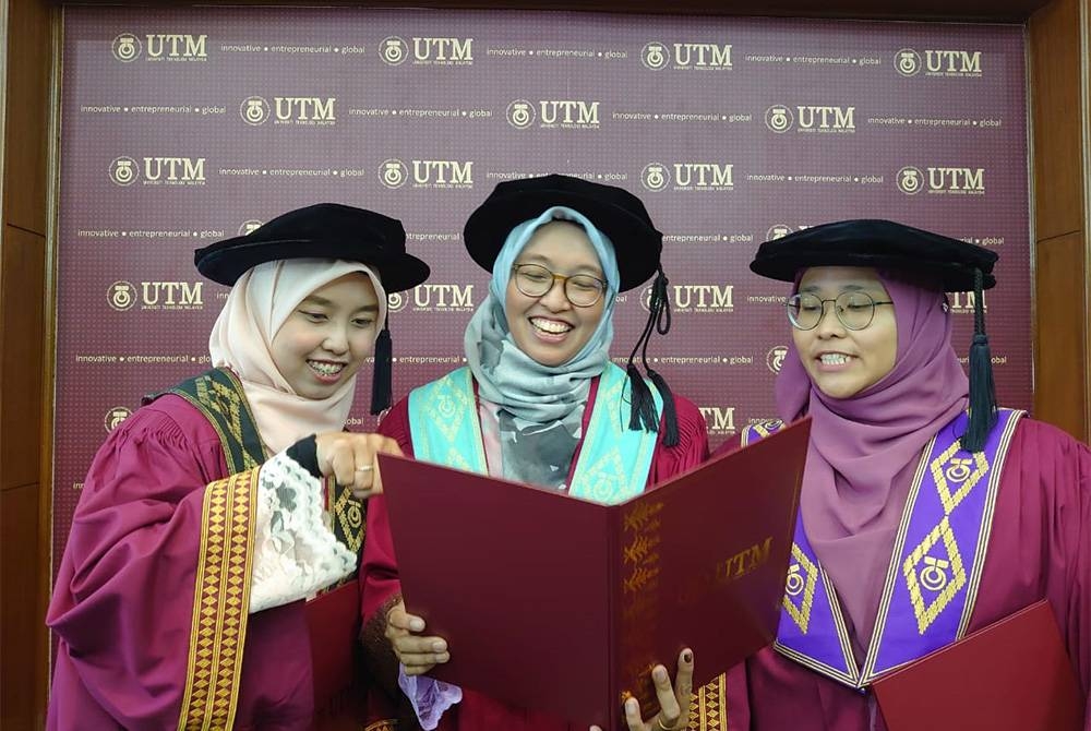 Faridah (tengah), Jamilia (kanan) dan Aisyah berjaya bergelar graduan PhD dalam Majlis Konvokesyen UTM Ke-66 di Skudai, Johor Bahru, pada Khamis.