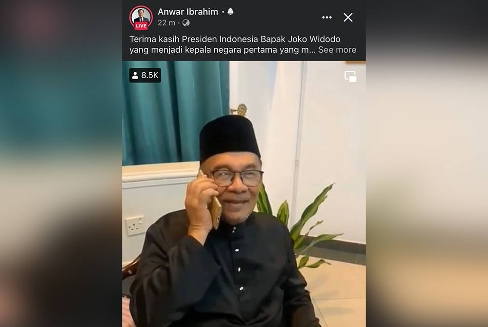 Anwar ketika menjawab panggilan telefon daripada Joko Widodo