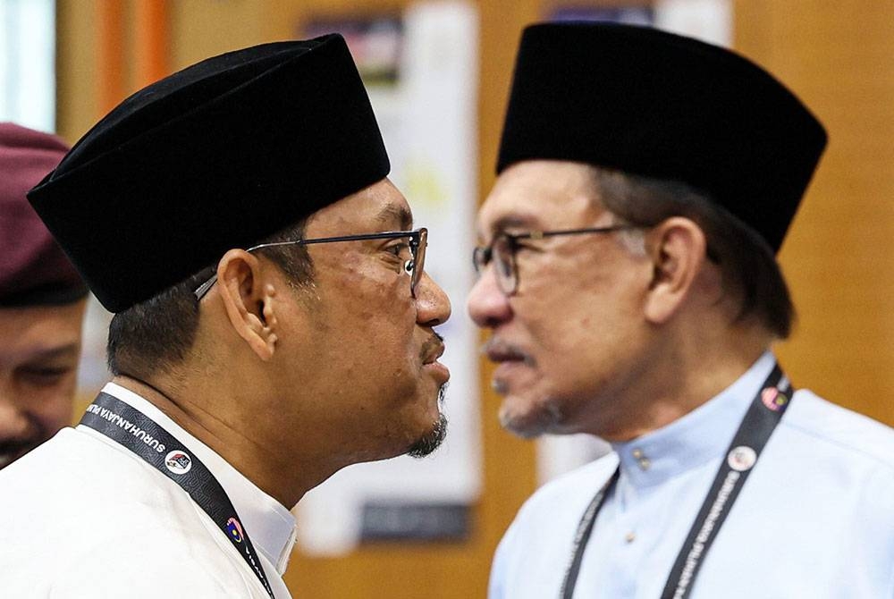 Datuk Seri Ahmad Faizal Azumu, Datuk Seri Anwar Ibrahim - Foto Bernama