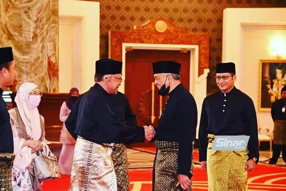 Ahmad Zahid (kanan) bersalaman dengan Anwar sebaik selesai majlis angkat sumpah di Istana Negara pada Khamis.