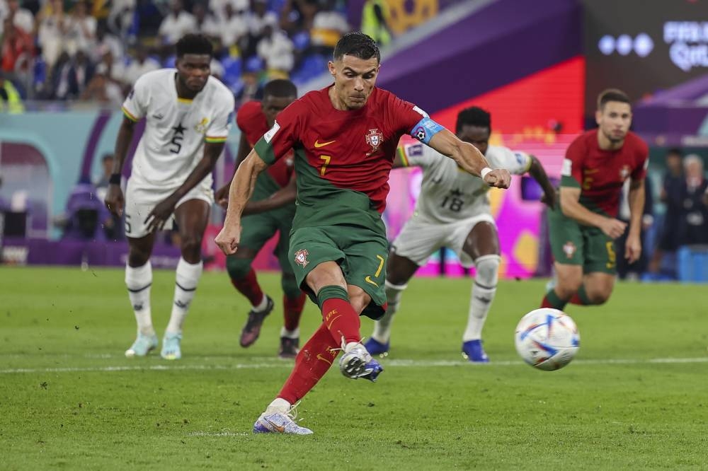 Ronaldo menjaringkan gol pendahuluan Portugal ketika berdepan Ghana dalam aksi Kumpulan H Piala Dunia Qatar 2022 di Stadium 974, Doha. -Foto: EPA