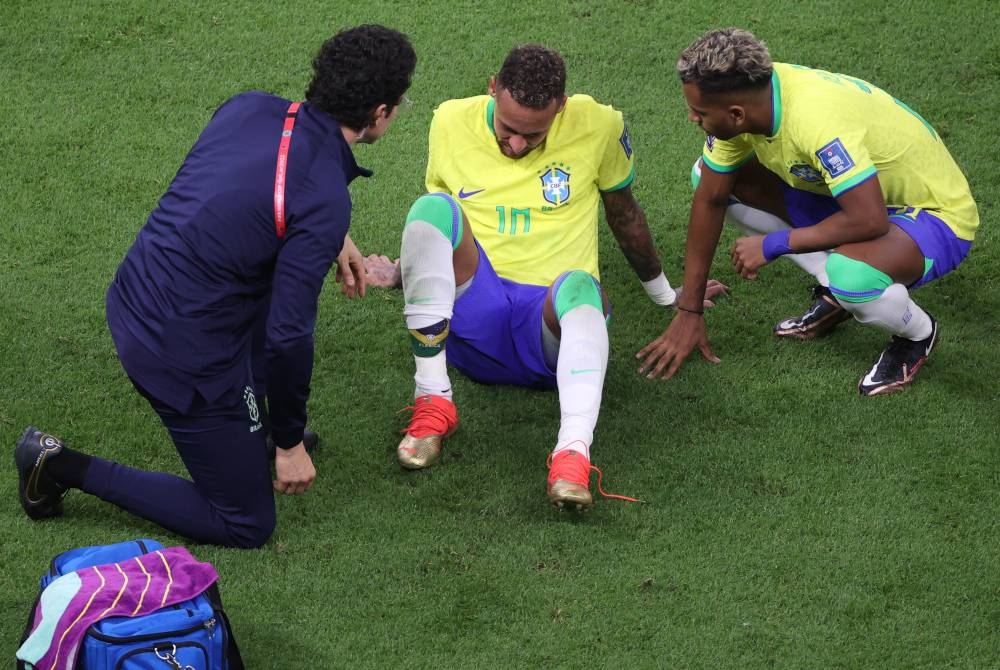 Neymar menerima rawaran diatas padang selepas mengalami kecederaan di bahagian buku lali ketika menentang Serbia. - Foto EPA