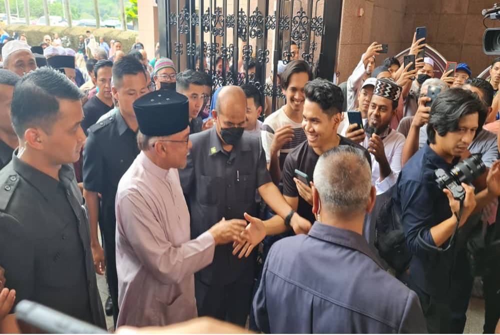 Anwar bersalaman dengan jemaah di Masjid Putra, Putrajaya pada Jumaat. 