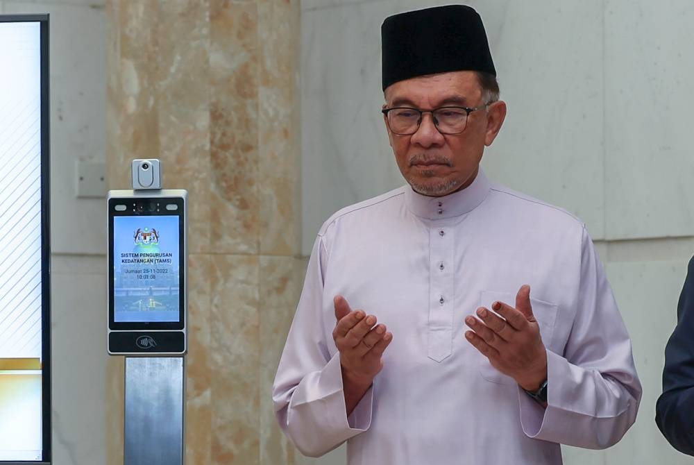 Anwar mengaminkan doa sebelum memulakan tugasnya sebagai Perdana Menteri Malaysia ke-10 di Bangunan Perdana Putra pada Jumaat. - Foto Bernama