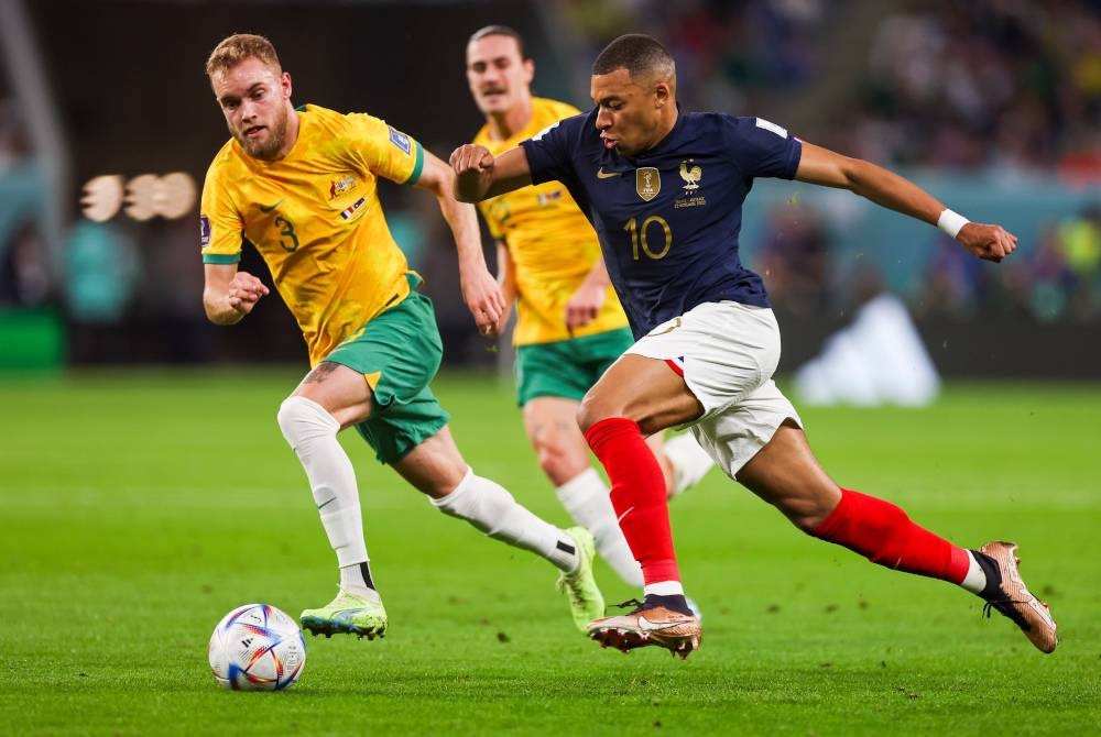 Kelincahan Mbappe (kanan) menjadi taruhan Perancis pada aksi kedua Kumpulan D menentang Denmark dalam saingan Piala Dunia Qatar 2022 pada Ahad. - Foto EPA