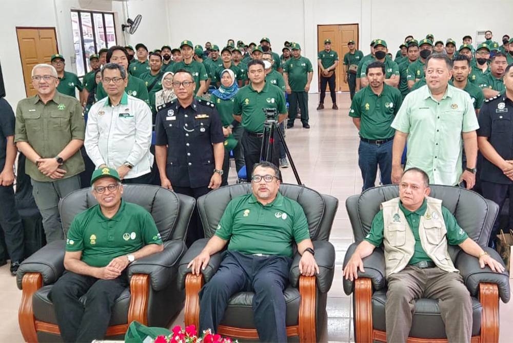 Zahari (depan, tengah) bersama pegawai dan anggota yang terlibat dalam Operasi Bersepadu Smart Patrol di Sungai Siput.