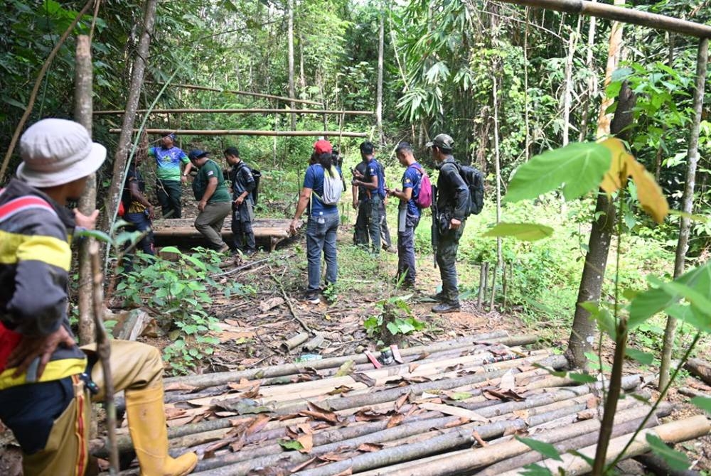 Pasukan Sistem Rondaan SMART memusnahkan tapak khemah milik pemburu haram di HSK sekitar Perak. -Foto: Ihsan Jabatan Perhutanan Perak