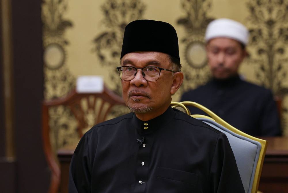 Anwar pada Istiadat Pengurniaan Surat Cara Pelantikan dan Mengangkat Sumpah Jawatan dan Setia serta Sumpah Simpan Rahsia sebagai Perdana Menteri ke-10 di hadapan Yang di-Pertuan Agong, Al-Sultan Abdullah Ri’ayatuddin Al-Mustafa Billah Shah pada Khamis. - Foto Bernama
