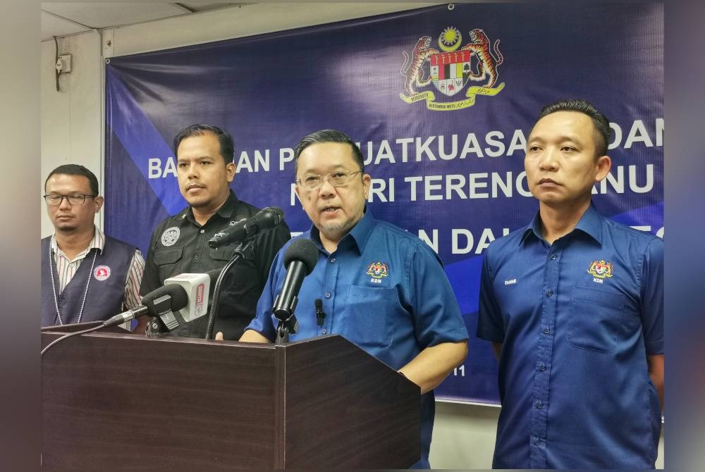 Nik Yusaimi (dua dari kanan) ketika sidang akhbar di Bahagian Penguatkuasaan dan Kawalan (PKK) Terengganu di Kuala Terengganu baru-baru ini.