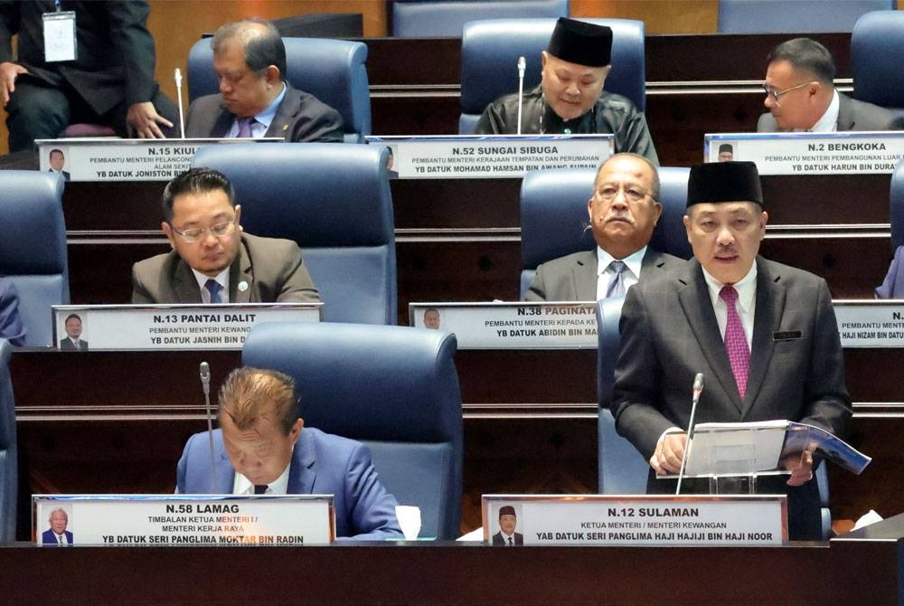 Hajiji ketika membentangkan belanjawan 2023 negeri Sabah di Bangunan Undangan Negeri (DUN) Teluk Likas, pada Jumaat. - Foto Bernama