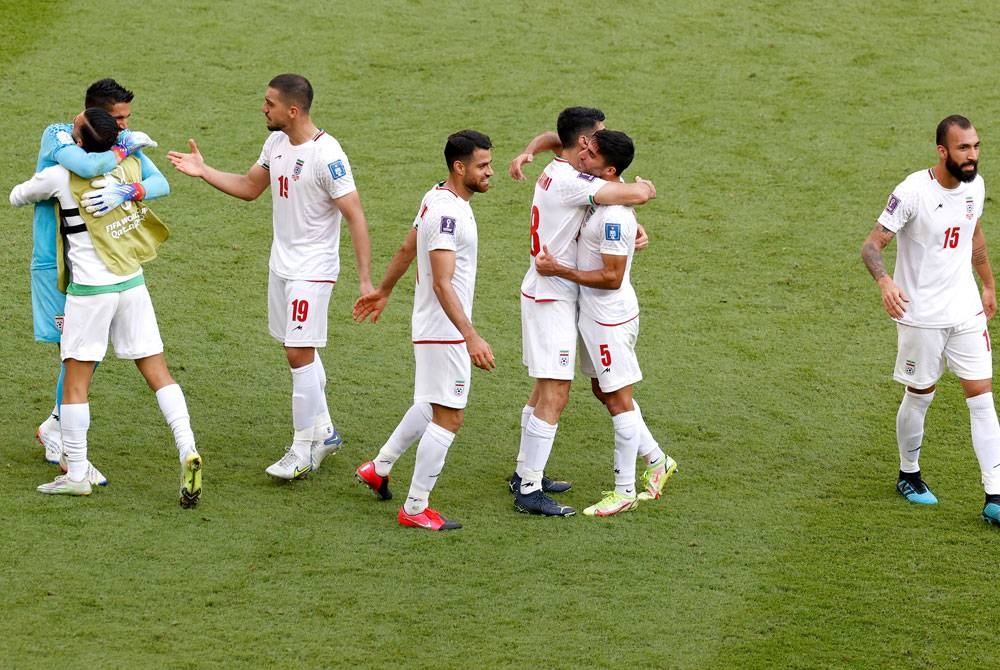 Para pemain Iran meraikan kejayaan menewaskan Wales 2-0 dalam saingan Kumpulan B Piala Dunia di Stadium Ahmad Ali pada Jumaat. - Foto EPA