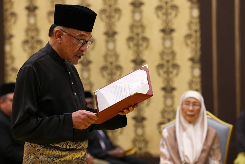 Anwar angkat sumpah jawatan sebagai Perdana Menteri ke-10 di hadapan Yang di-Pertuan Agong, Al-Sultan Abdullah Ri’ayatuddin Al-Mustafa Billah Shah pada Khamis. - Foto Bernama