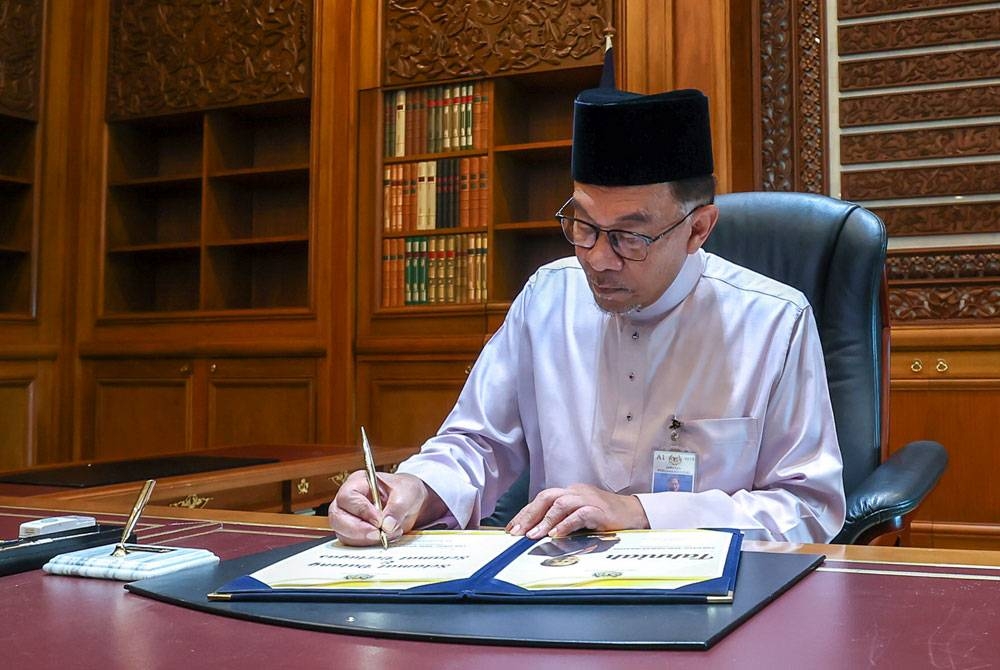 Perdana Menteri, Datuk Seri Anwar Ibrahim pada Jumaat memulakan tugas secara rasmi di Perdana Putra. - Foto Bernama