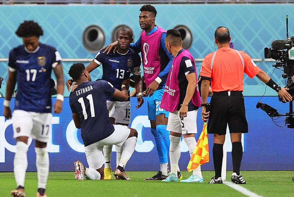 Valencia (tiga dari kiri) meraikan jaringan penyamaan Ecuador ketika berdepan Belanda di Stadium Antarabangsa Khalifa, Doha. - Foto EPA