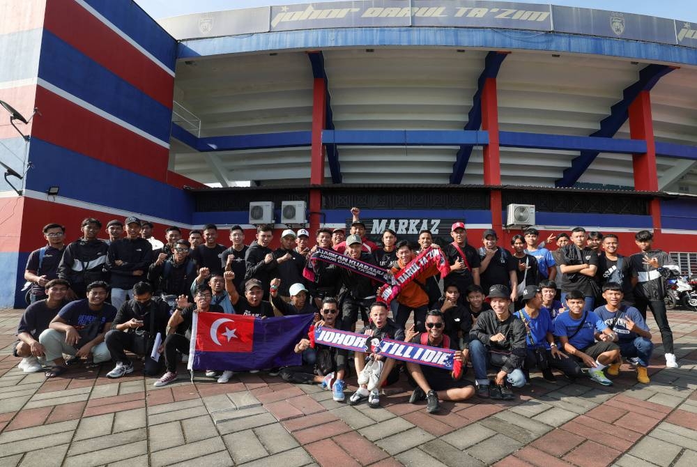 Sebahagian penyokong JDT bersorak semangat sebelum menaiki bas bagi menyaksikan perlawanan akhir Piala Malaysia antara JDT dan Selangor FC di Stadium Larkin pada Sabtu. - Foto Bernama