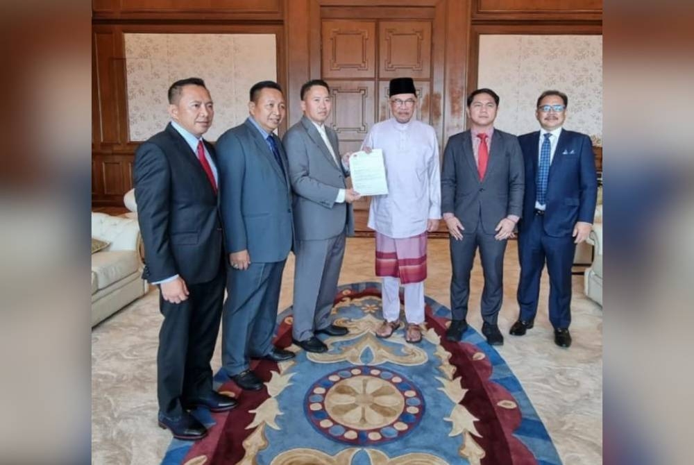 Wetrom (dua dari kiri) bersama Peter (tiga dari kiri) bertemu dengan Anwar di Kuala Lumpur pada Jumaat.