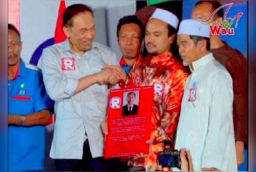 Gambar kenangan Nazri (dua dari kanan) bersama Anwar (dua dari kiri) sebelum ini.