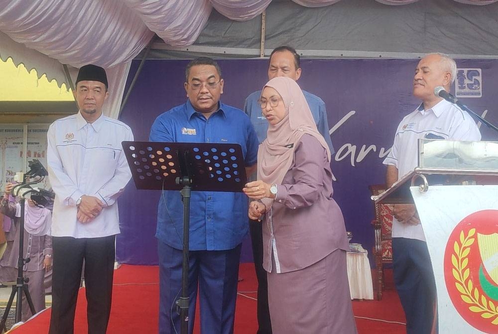 Muhammad Sanusi (dua dari kiri) melakukan gimik pelancaran Karnival STEM TS25 Peringkat Kebangsaan dan Sambutan 100 Tahun Penubuhan SKSA di Dataran Permaisuri SKSA pada Sabtu.