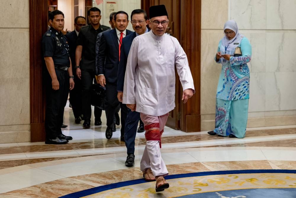 Penampilan Anwar yang berbaju Melayu lengkap songkok dan samping berserta capal ketika melaporkan diri di Perdana Putra bagi memulakan tugas Perdana Menteri pada Jumaat. - Foto Facebook Anwar Ibrahim