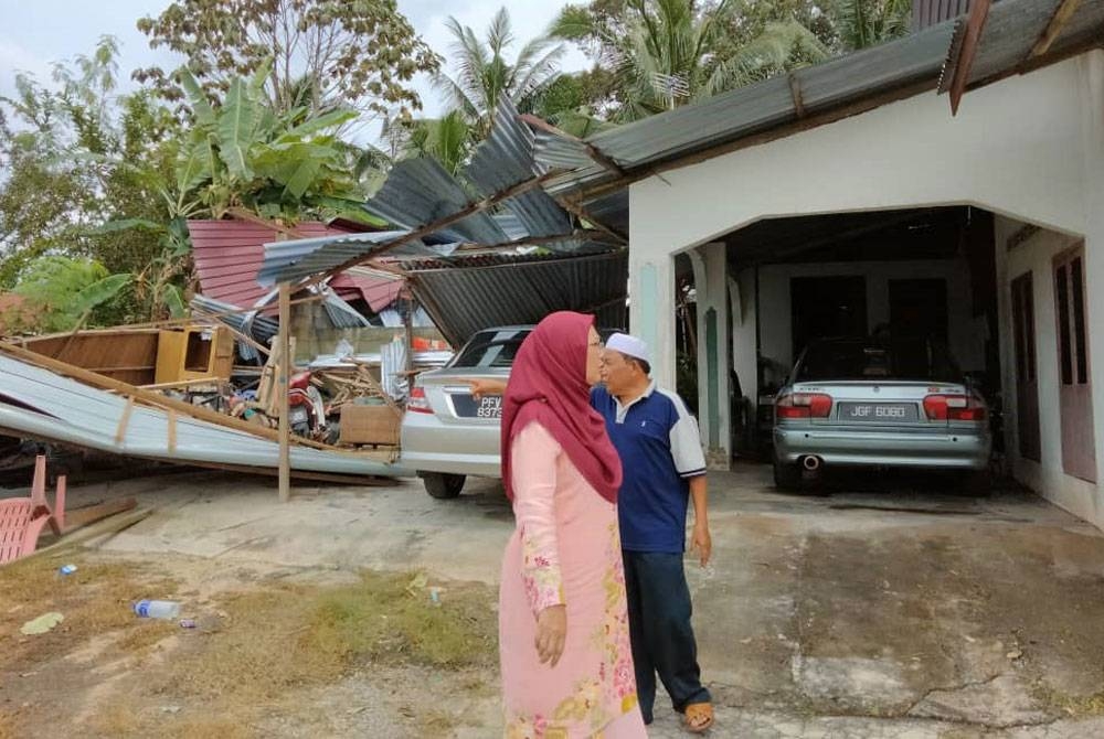 Dr Zaliha melakukan tinjauan di rumah penduduk yang rosak dipukul ribut di Felda Redong, Segamat.