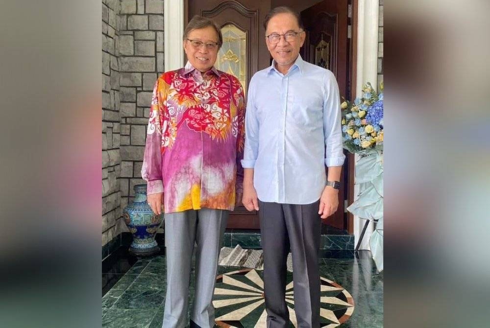 Anwar menerima kunjungan Abang Johari di kediamannya pada Sabtu. - Foto Twitter Anwar Ibrahim