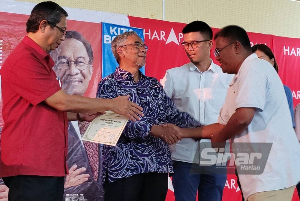 Mohd Hatta (dua dari kiri) bersalaman dengan petugas parti yang hadir pada majlis bersama petugas PRU15 DUN Sungai Rapat di Ipoh.