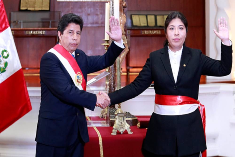 Chavez (kanan) mengangkat sumpah jawatan di hadapan Castillo di Istana Kerajaan di Lima pada Jumaat. - Foto: Agensi