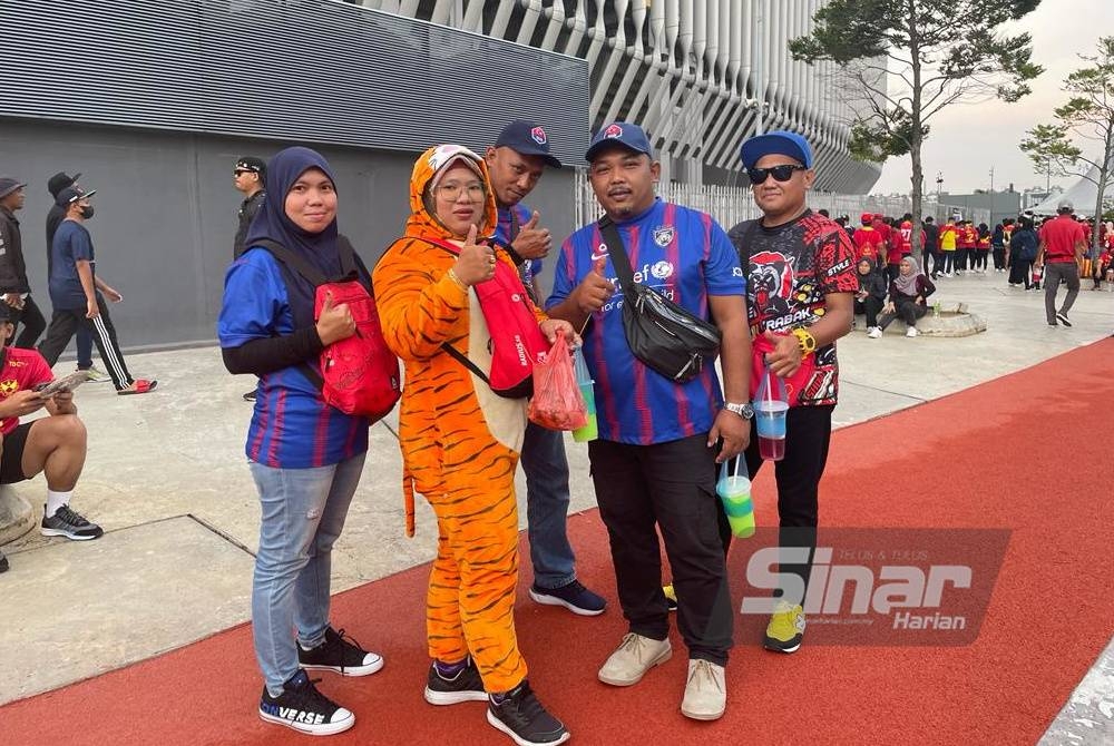 Marlinda (dua dari kiri) memakai kostum harimau bagi menunjukkan sokongan kepada JDT. - Foto Sinar Harian RAFEQ REDZUAN