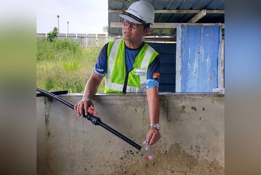 Anggota penguat kuasa terlibat dalam serbuan membuat pemeriksaan di tapak projek pembinaan rumah yang disyaki mencuri air daripada Air Selangor.