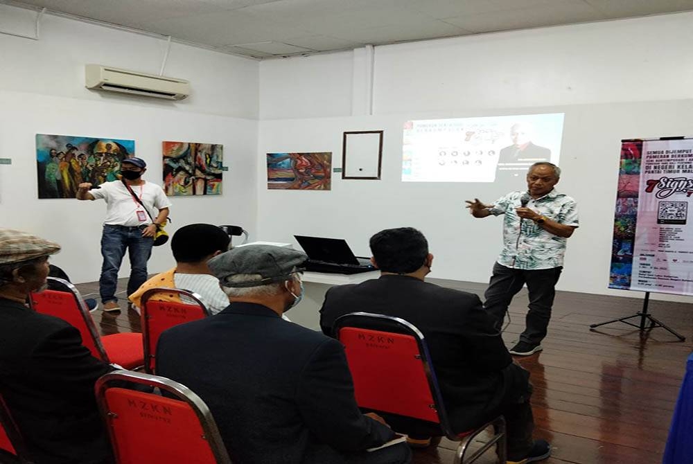 Muhamad Nasir ketika berucap pada Majlis Perasmian Program Kecek-kecek Seni: Apresiasi Seni Abstrak Sempena Pameran Berkumpulan Tanda Tujuh di sini pada Sabtu.