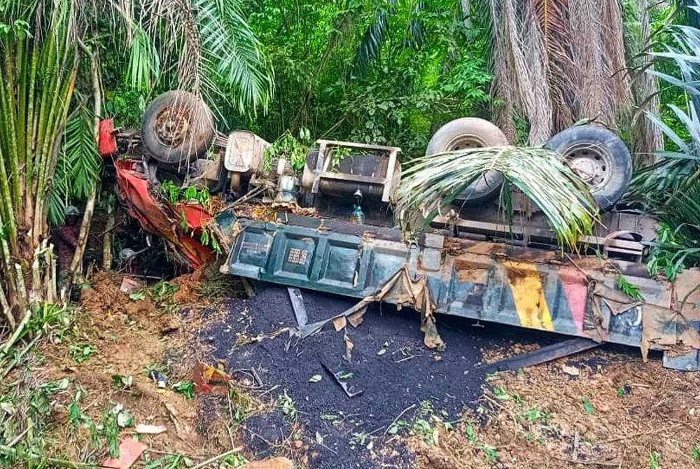 Kemalangan yang meragut nyawa pemandu lori dalam kemalangan terbabit. Foto ihsan PDRM