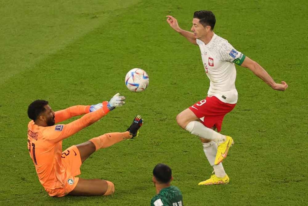 Lewandowski (kanan) menyumbat satu gol untuk membantu Poland menewaskan Arab Saudi 2-0 dalam saingan Kumpulan C Piala Dunia 2022 di Stadium Education City pada Sabtu. -Foto EPA