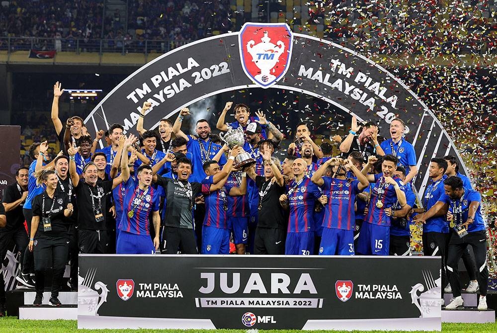 Pasukan JDT meraikan kejayaan selepas berjaya menewaskan pasukan Selangor FC dengan keputusan 2-1 pada Perlawanan Akhir TM Piala Malaysia 2022 di Stadium Nasional Bukit Jalil malam ini. - Foto: Bernama