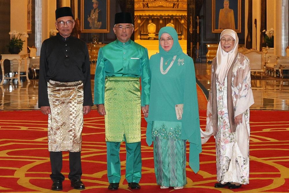 Yang di-Pertuan Agong, Al-Sultan Abdullah Ri&#039;ayatuddin Al-Mustafa Billah Shah (dua dari kiri) dan Raja Permaisuri Agong, Tunku Azizah Aminah Maimunah Iskandariah (dua dari kanan) berkenan bergambar bersama Anwar dan isterinya, Datuk Seri Dr Wan Azizah Wan Ismail di Istana Negara pada Khamis.